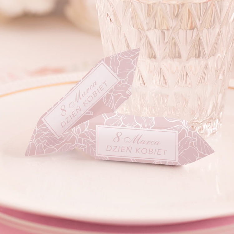 Mleczne krówki w różowych papierkach z napisem 8 marca Dzień Kobiet