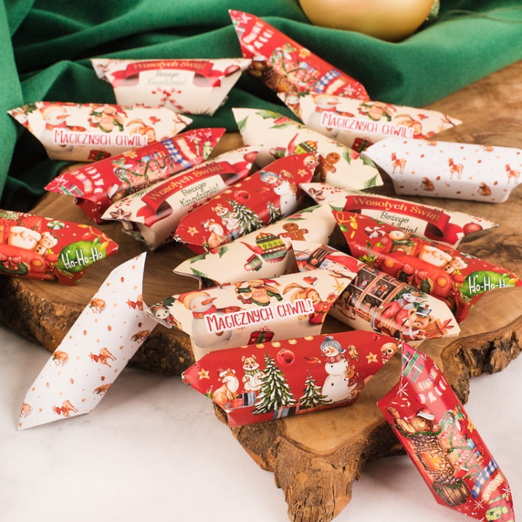 Krówki świąteczne w ozdobnych papierkach. Prezent na Święta Bożego Narodzenia.