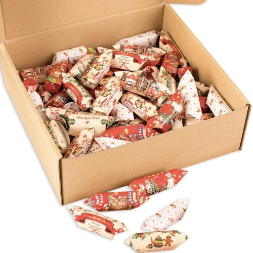 Krówki świąteczne w ozdobnych papierkach. Słodycze w kraftowym pudełku.