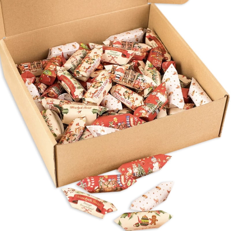 Krówki świąteczne w ozdobnych papierkach. Słodycze w kraftowym pudełku.