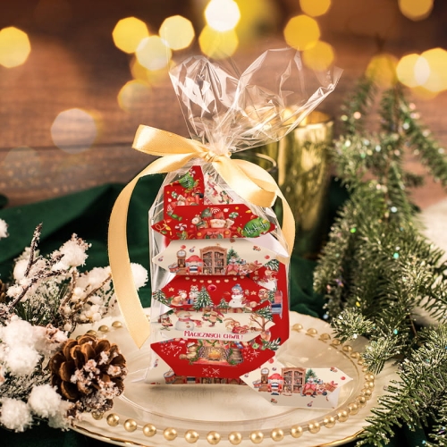 Krówki w świątecznych papierkach zapakowane w celofanowy woreczek.