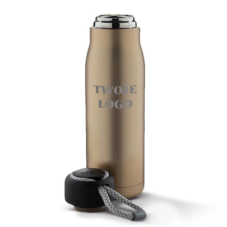 Złota butelka termiczna z logo firmy w postaci graweru.