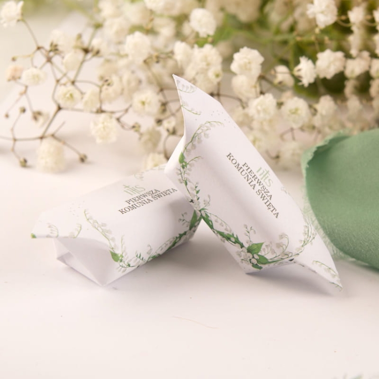 Komunijne krówki Majowa Konwalia, podziękowanie dla gości na Komunię Świętą, krówki w dekoracyjnych papierkach.