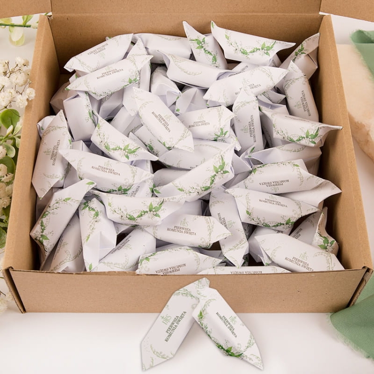 Krówki w ozdobnych papierkach na podziękowanie na Komunię Świętą.