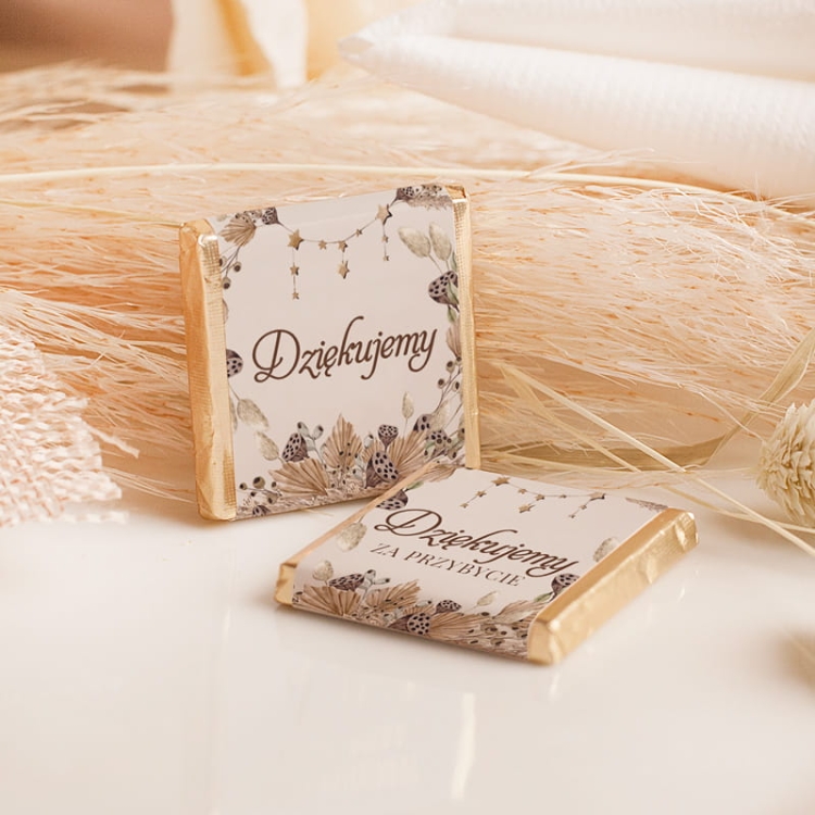Slodkie-podziekowanie-dla-gosci-w-postaci-czekoladki-mlecznej.-Etykieta-jest-zachowana-w-stylu-boho..jpg