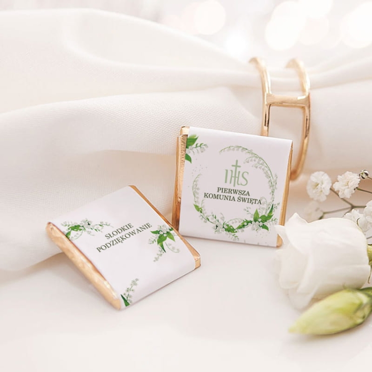 Czekoladki w białych banderolach na komunię. Słodkie podziękowania komunijne.