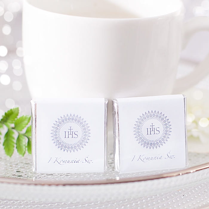 Czekoladki z elegancką etykietą. Wyrafinowane czekoladki na uroczystość komunii.