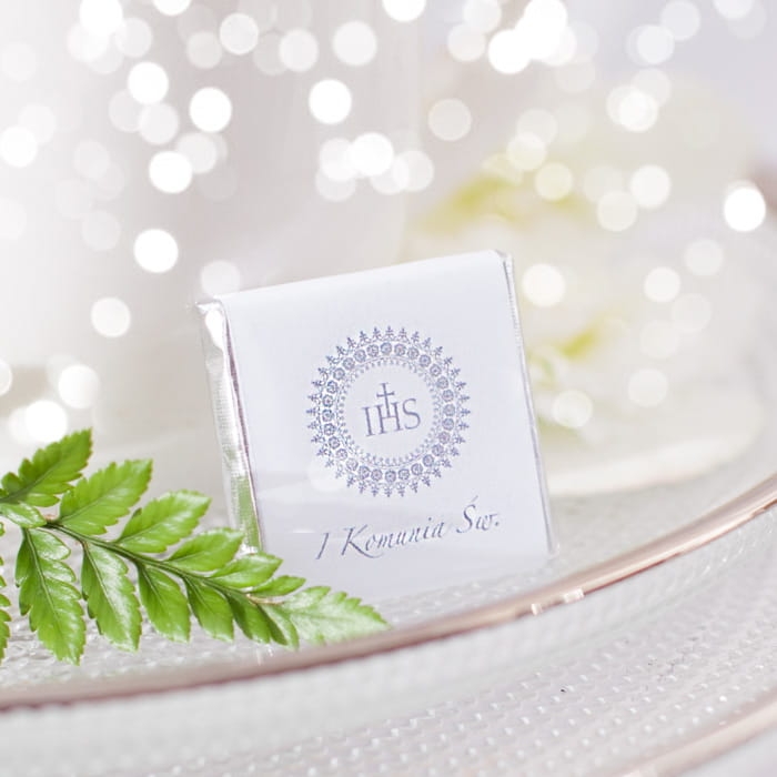 Podziękowania dla gości. Srebrne czekoladki na przyjęcie.